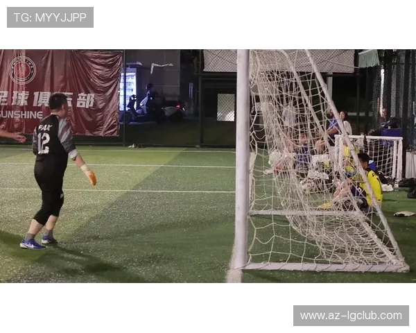 帅气男孩精准射门展现足球技巧与速度燃爆全场